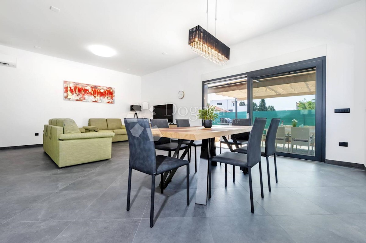 ROVINJ - CASA MODERNA AL PIANO CON PISCINA, VICINO AL MARE