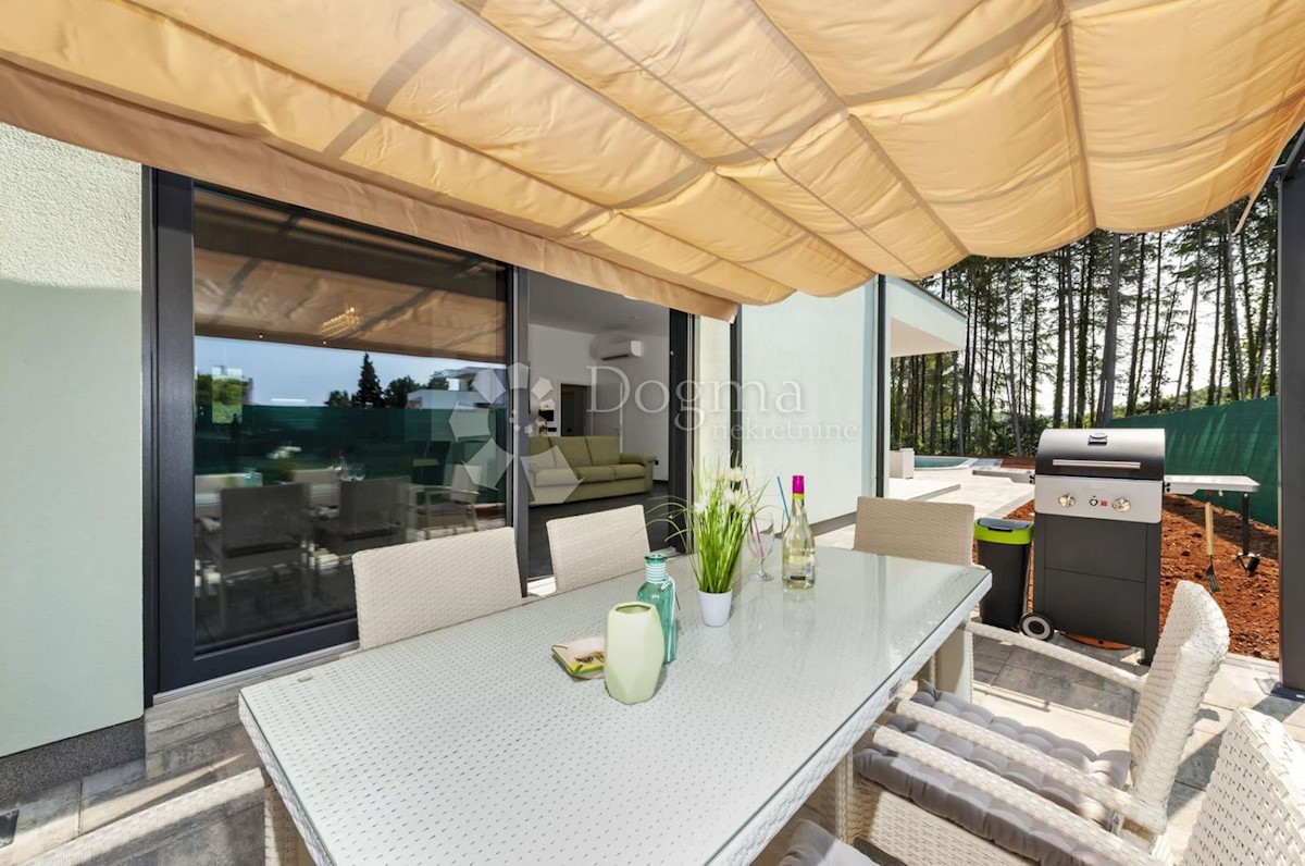 ROVINJ - CASA MODERNA AL PIANO CON PISCINA, VICINO AL MARE