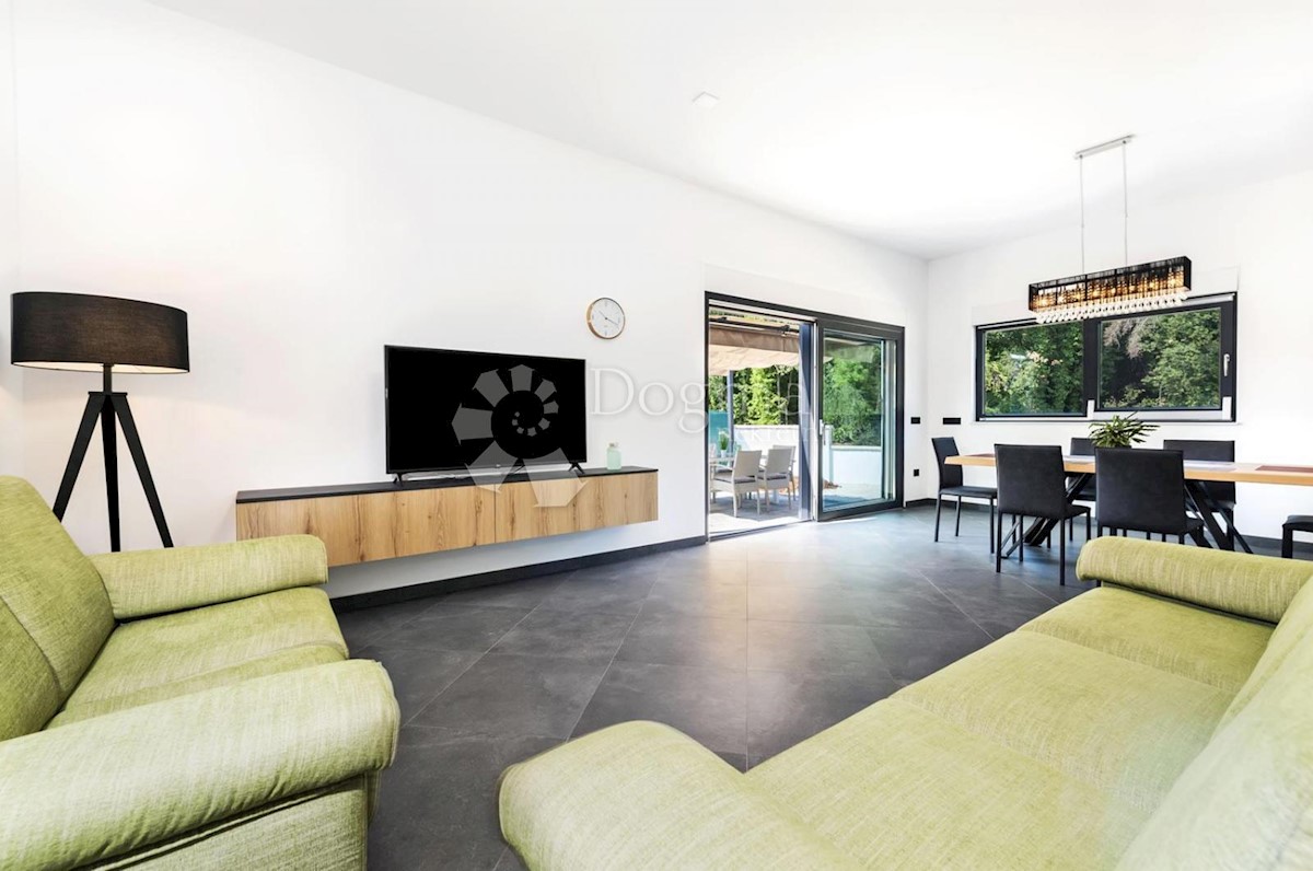 ROVINJ - CASA MODERNA AL PIANO CON PISCINA, VICINO AL MARE