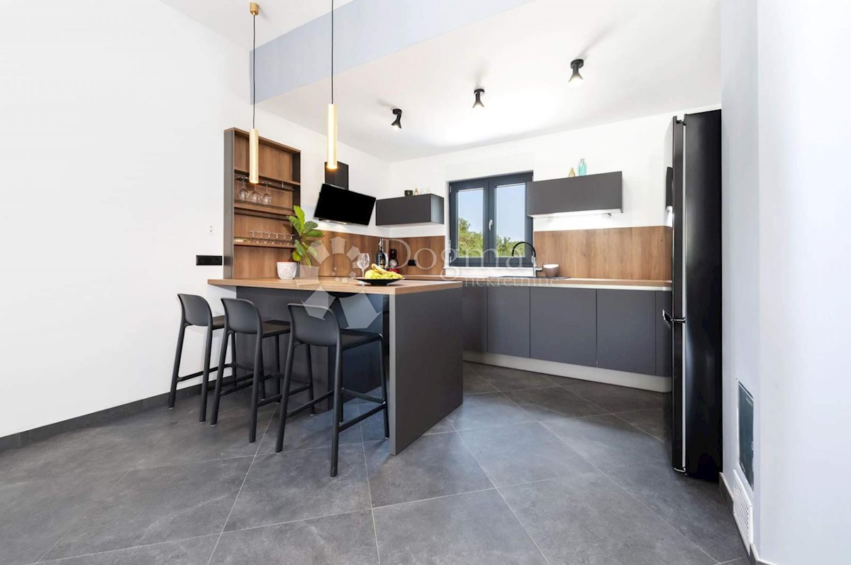 ROVINJ - CASA MODERNA AL PIANO CON PISCINA, VICINO AL MARE