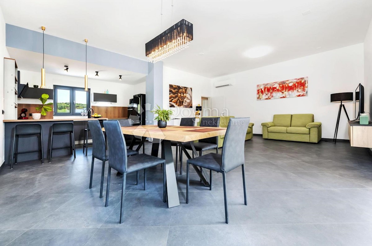 ROVINJ - CASA MODERNA AL PIANO CON PISCINA, VICINO AL MARE