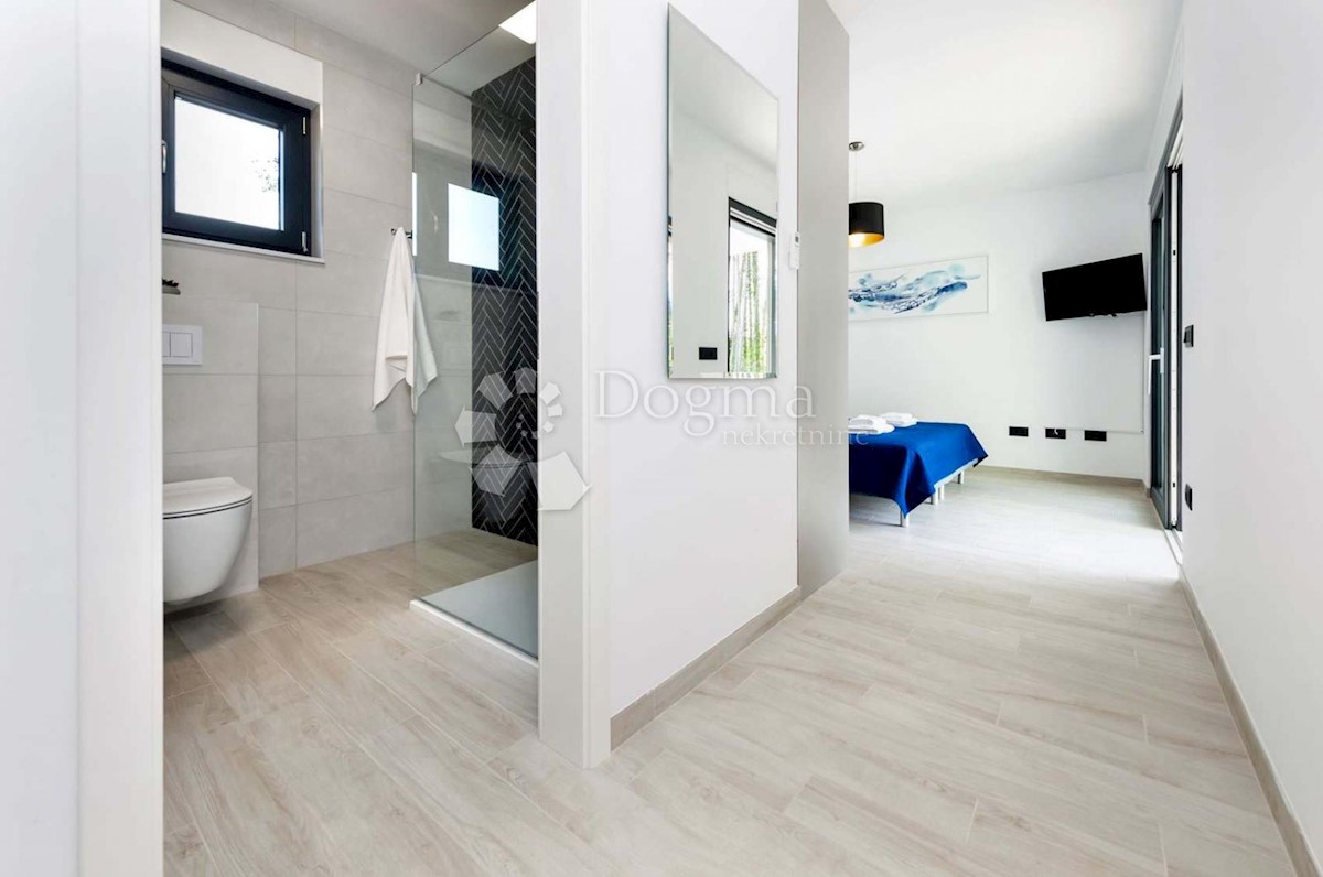 ROVINJ - CASA MODERNA AL PIANO CON PISCINA, VICINO AL MARE