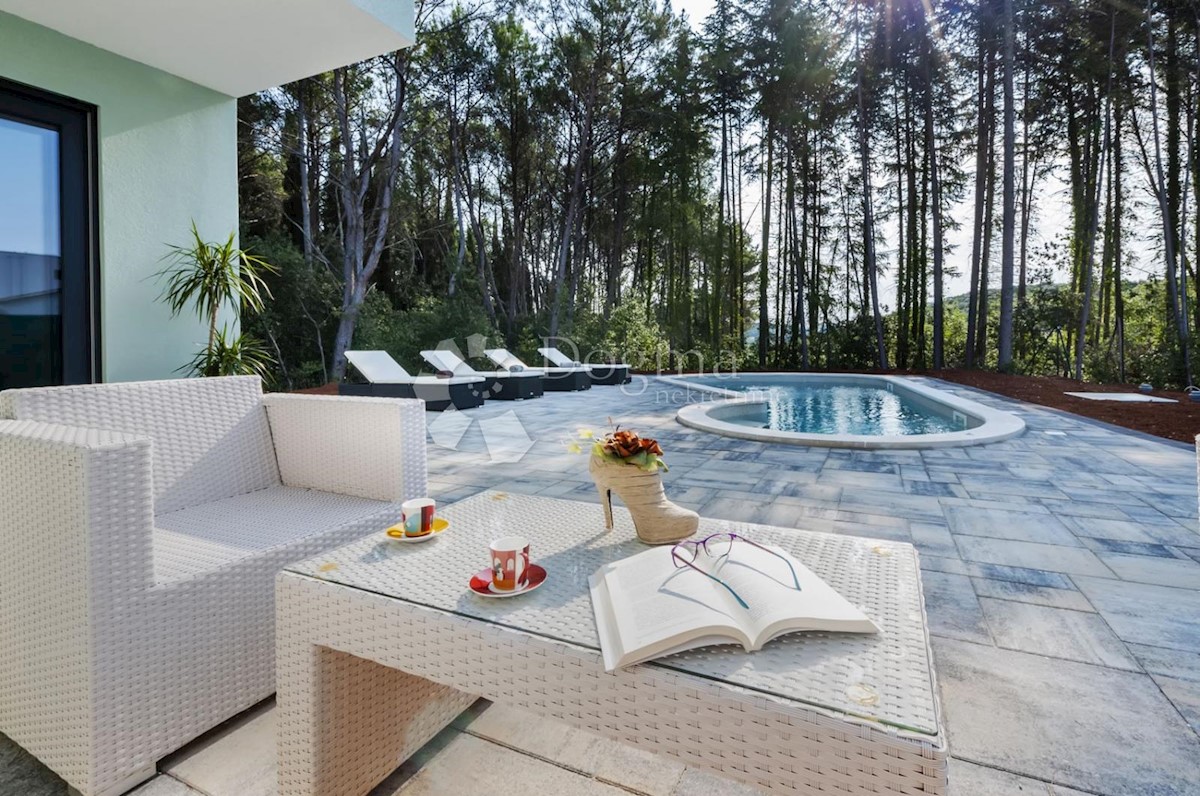 ROVINJ - CASA MODERNA AL PIANO CON PISCINA, VICINO AL MARE