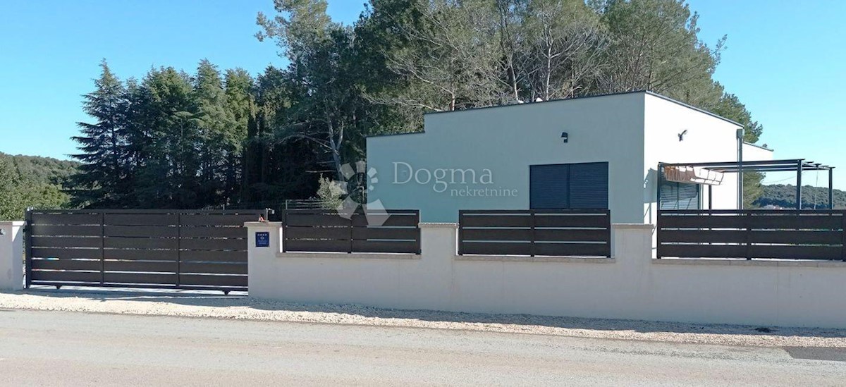 ROVINJ - CASA MODERNA AL PIANO CON PISCINA, VICINO AL MARE