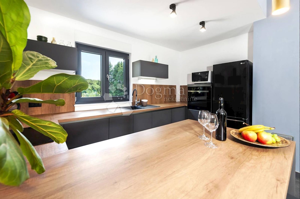 ROVINJ - CASA MODERNA AL PIANO CON PISCINA, VICINO AL MARE