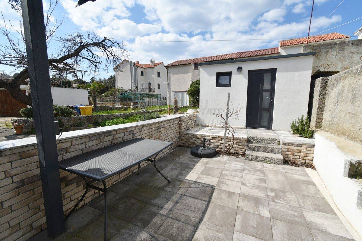 Bellissima casa ristrutturata con giardino a 150 metri dal mare! Punat