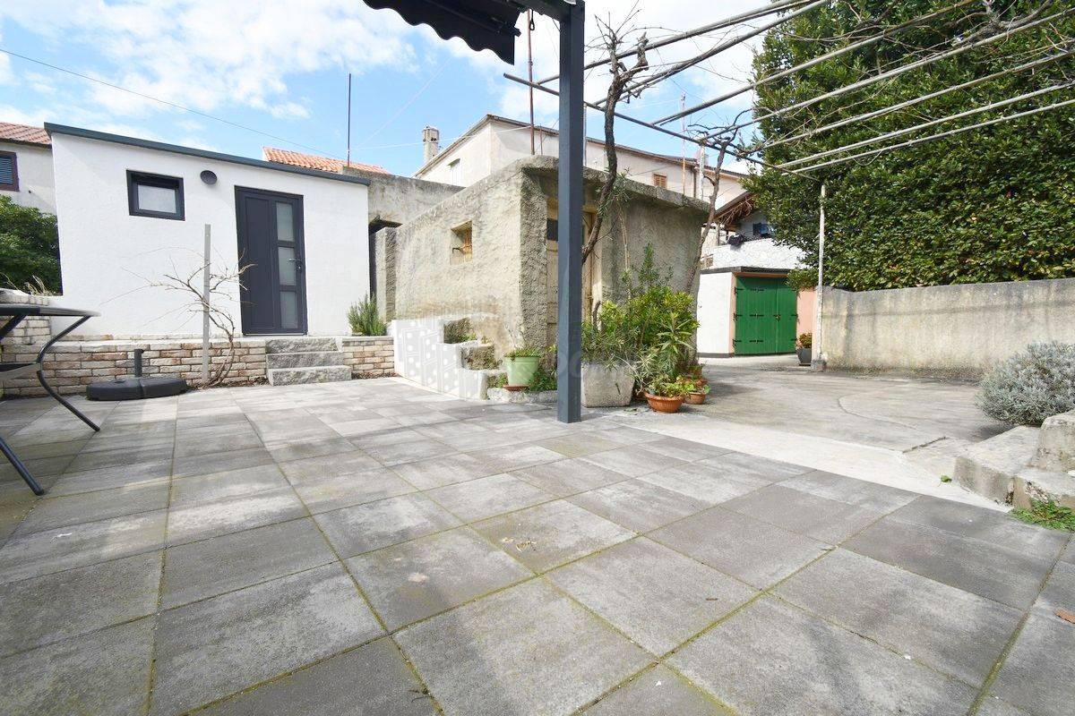Bellissima casa ristrutturata con giardino a 150 metri dal mare! Punat