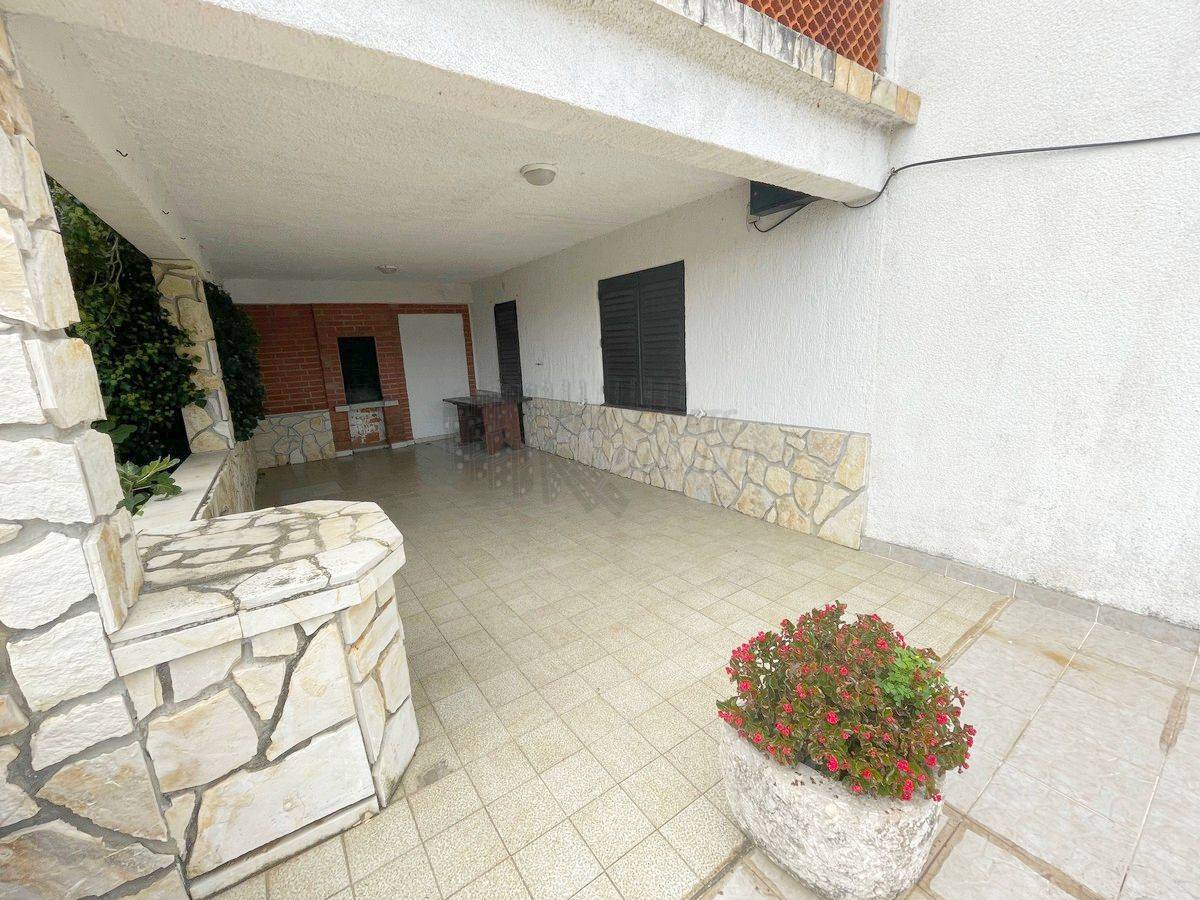Casa con 3 appartamenti e una bellissima vista! Šilo