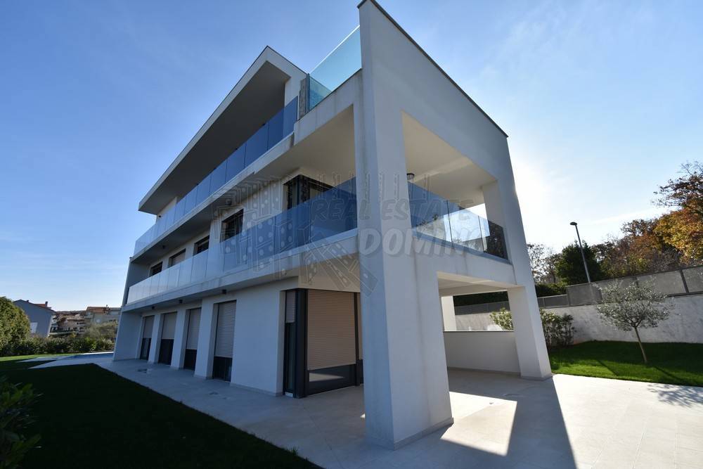 Attico di lusso con piscina sul tetto e vista sul mare aperto!