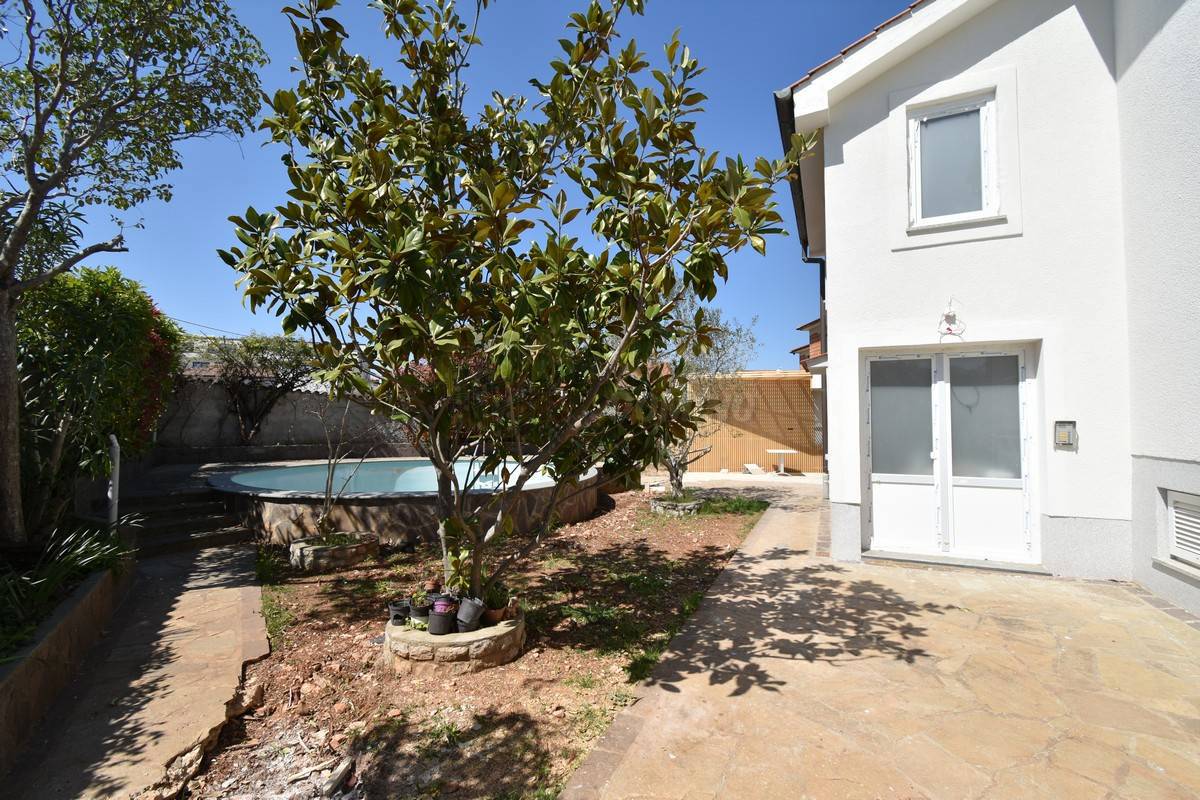 Appartamento con piscina in comune! Città di Krk - dintorni!