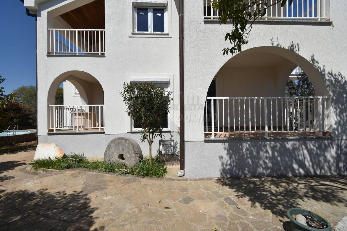 Appartamento con piscina in comune! Città di Krk - dintorni!