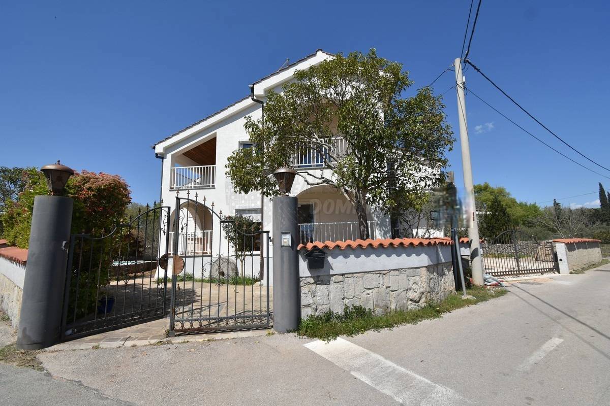 Appartamento con piscina in comune! Città di Krk - dintorni!