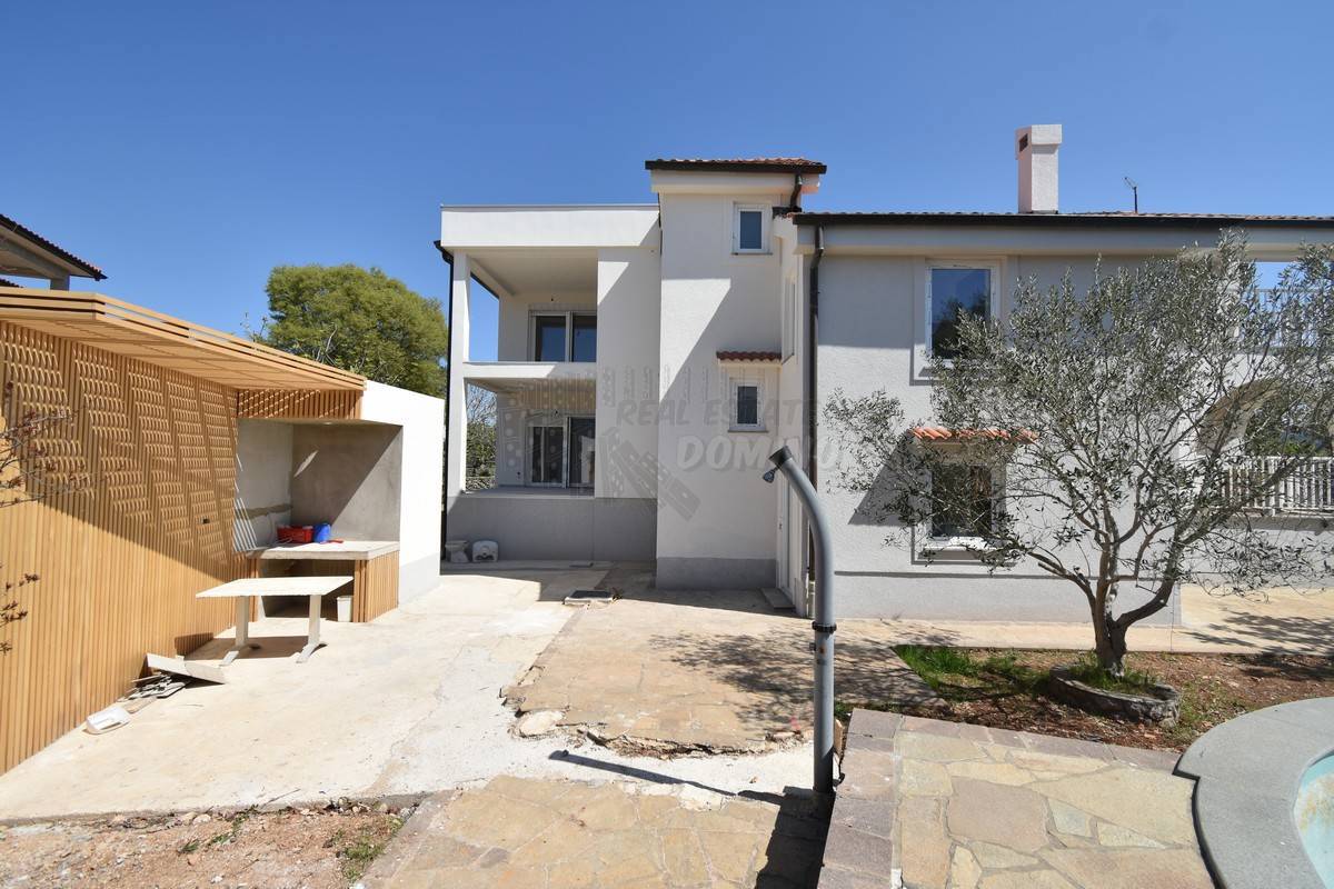 Appartamento con piscina in comune! Città di Krk - dintorni!