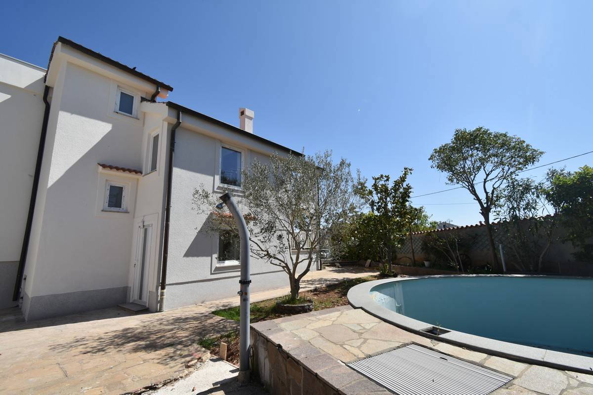 Appartamento con piscina in comune! Città di Krk - dintorni!