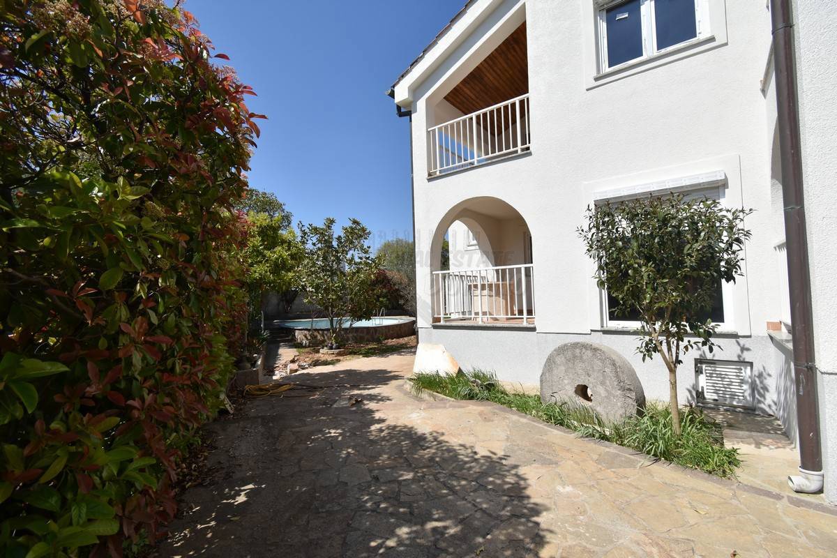 Appartamento con piscina in comune! Città di Krk - dintorni!