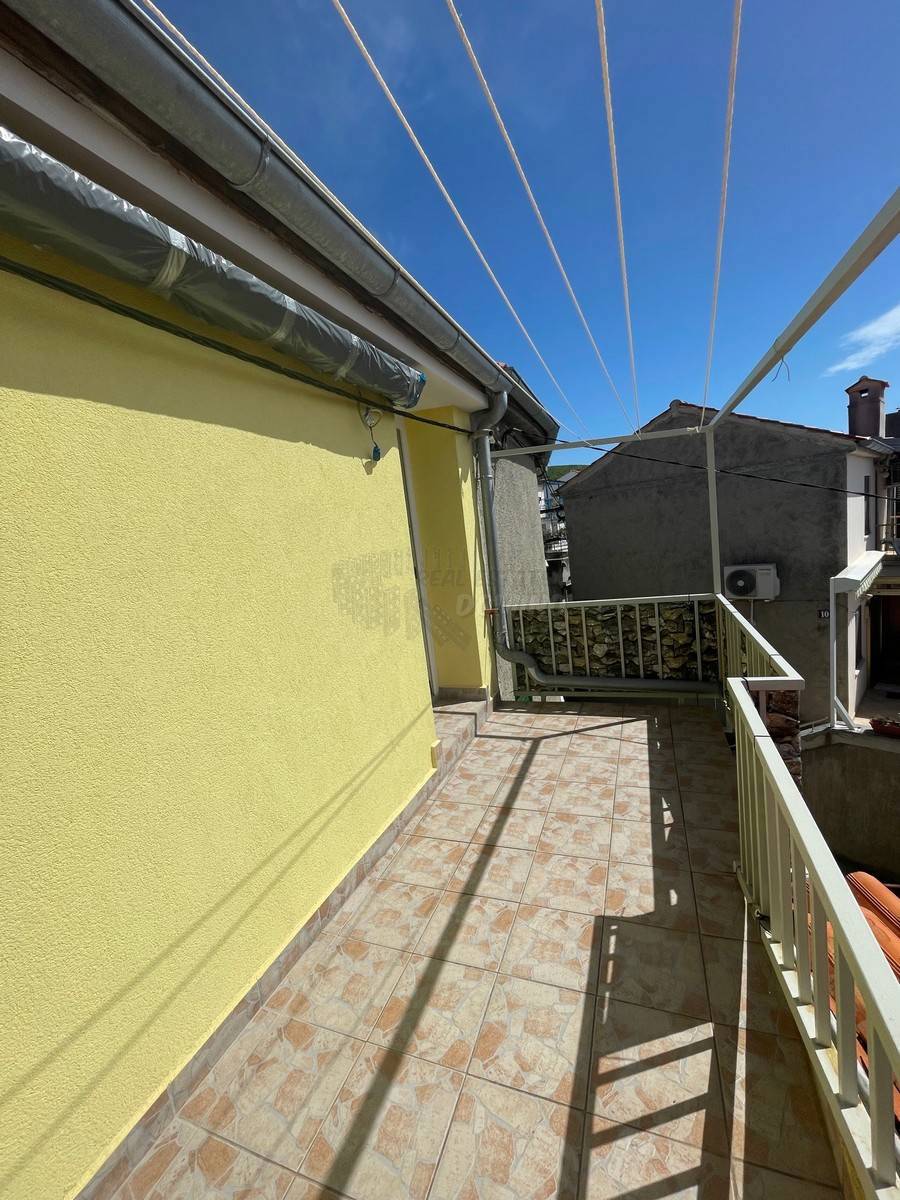 Casa ristrutturata con 2 appartamenti! Punat