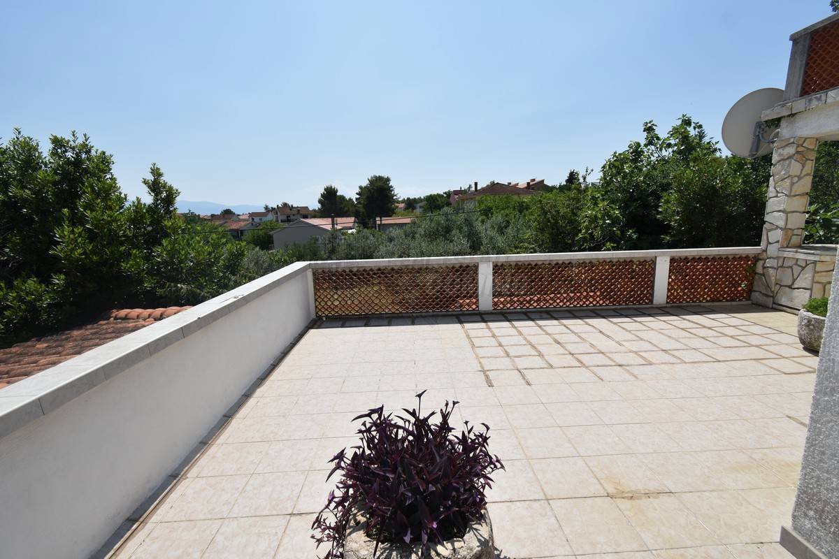 Casa con 3 appartamenti e una bellissima vista! Šilo