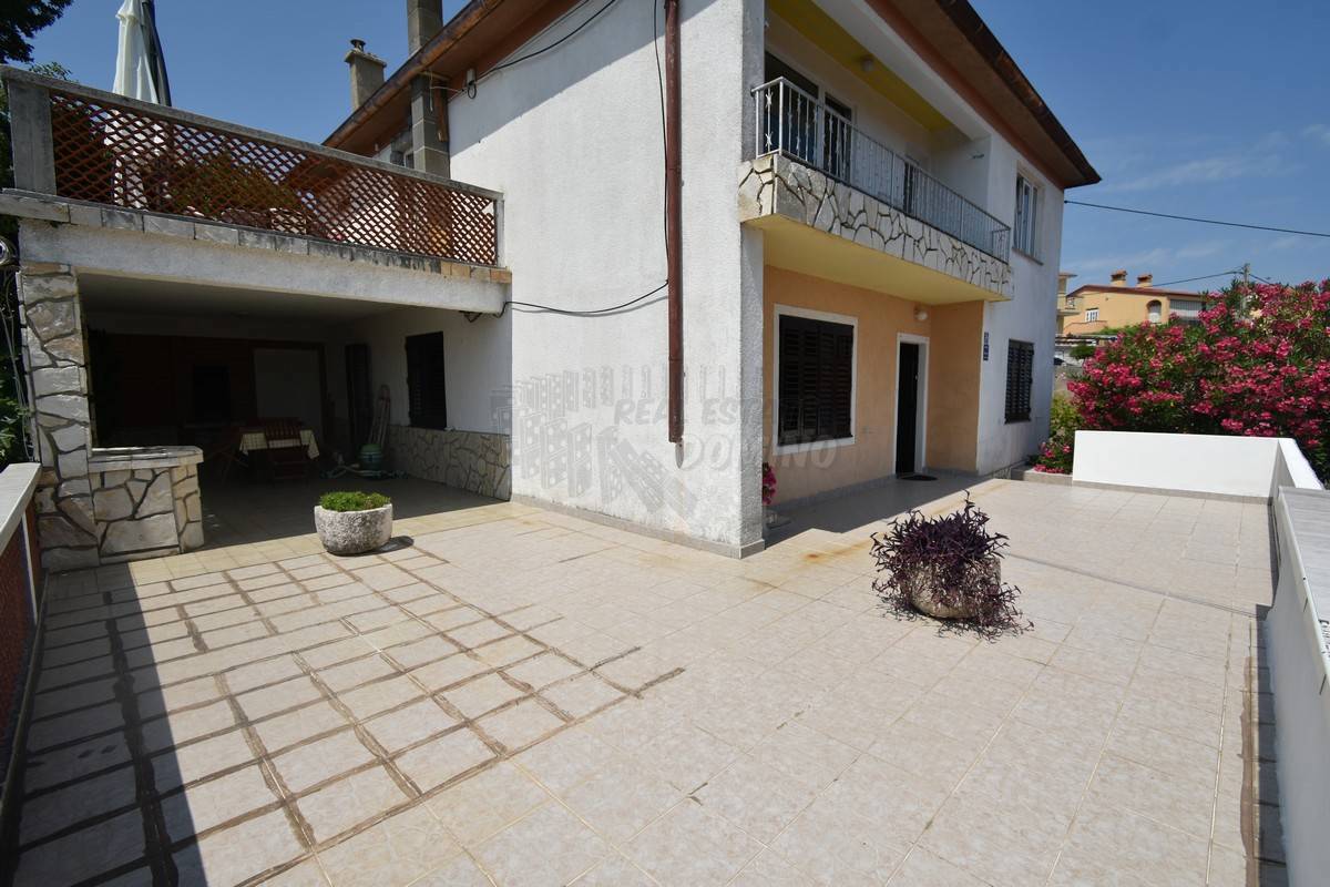 Casa con 3 appartamenti e una bellissima vista! Šilo