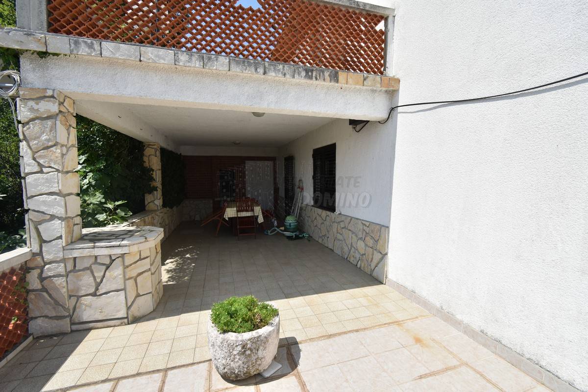 Casa con 3 appartamenti e una bellissima vista! Šilo