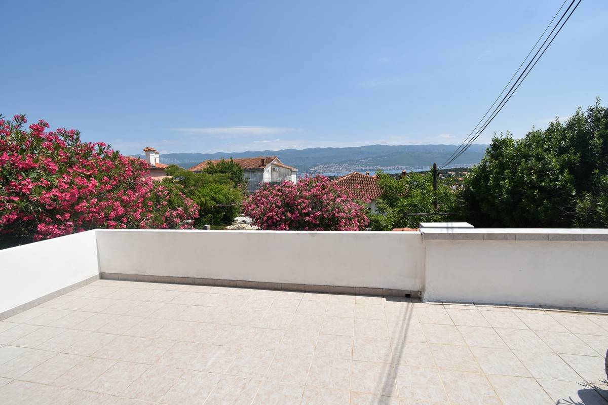 Casa con 3 appartamenti e una bellissima vista! Šilo