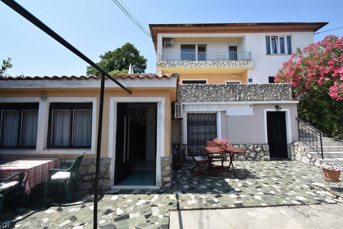 Casa con 3 appartamenti e una bellissima vista! Šilo