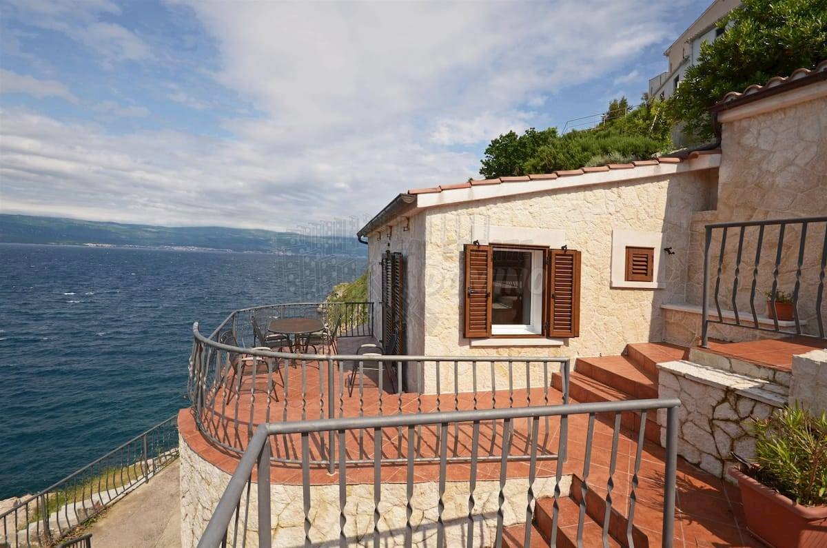 Villa in pietra su una roccia a picco sul mare con vista sul mare aperto!