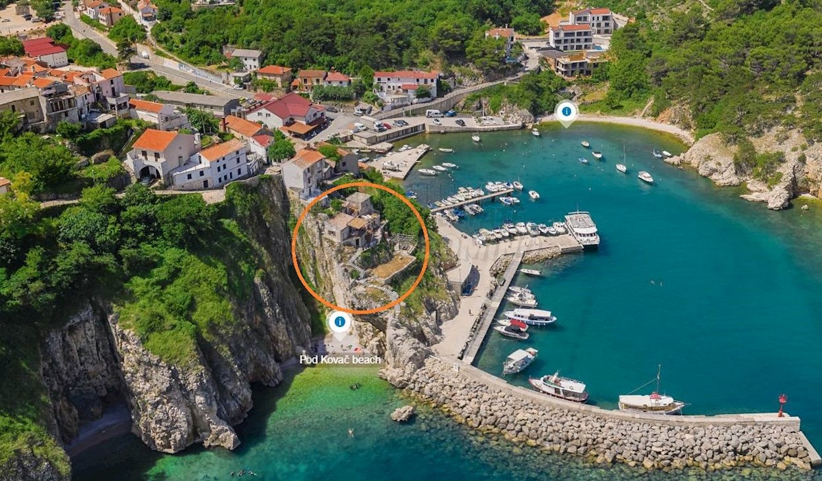 Villa in pietra su una roccia a picco sul mare con vista sul mare aperto!