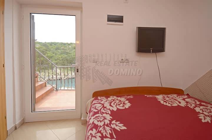 Villa in pietra su una roccia a picco sul mare con vista sul mare aperto!