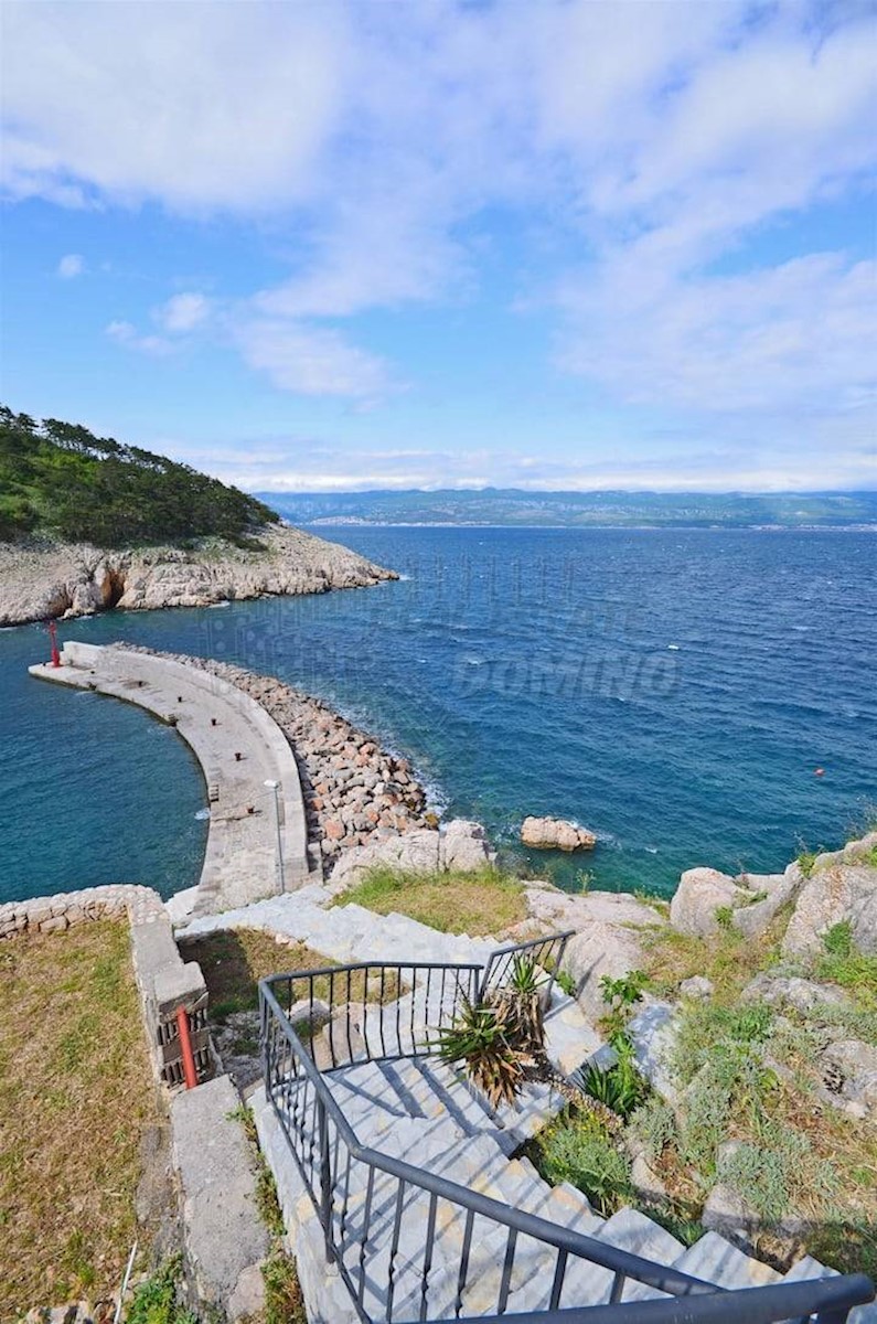 Villa in pietra su una roccia a picco sul mare con vista sul mare aperto!