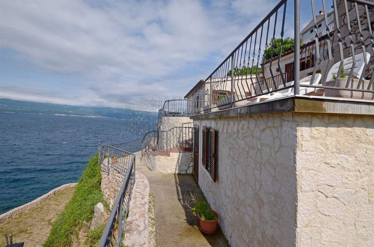 Villa in pietra su una roccia a picco sul mare con vista sul mare aperto!