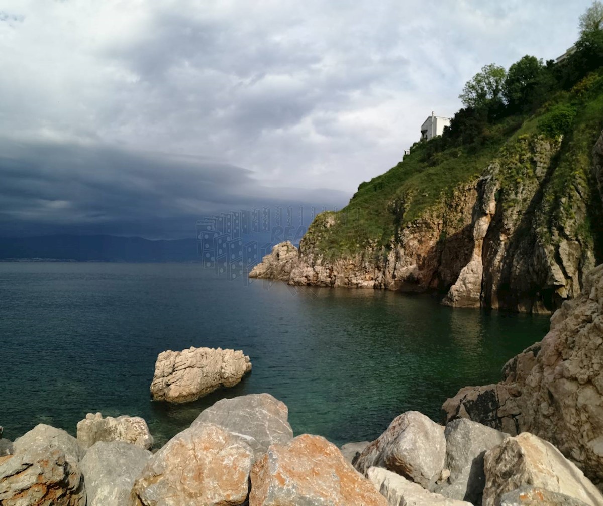 Villa in pietra su una roccia a picco sul mare con vista sul mare aperto!