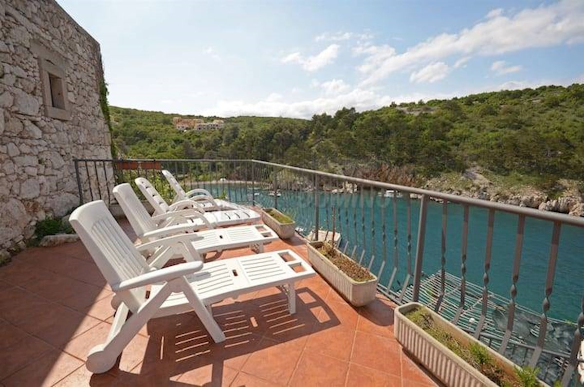 Villa in pietra su una roccia a picco sul mare con vista sul mare aperto!