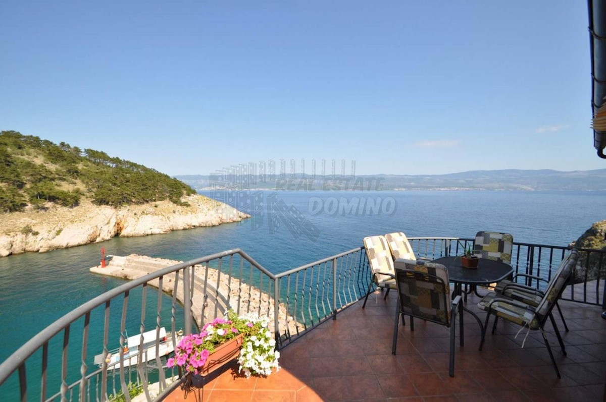 Villa in pietra su una roccia a picco sul mare con vista sul mare aperto!