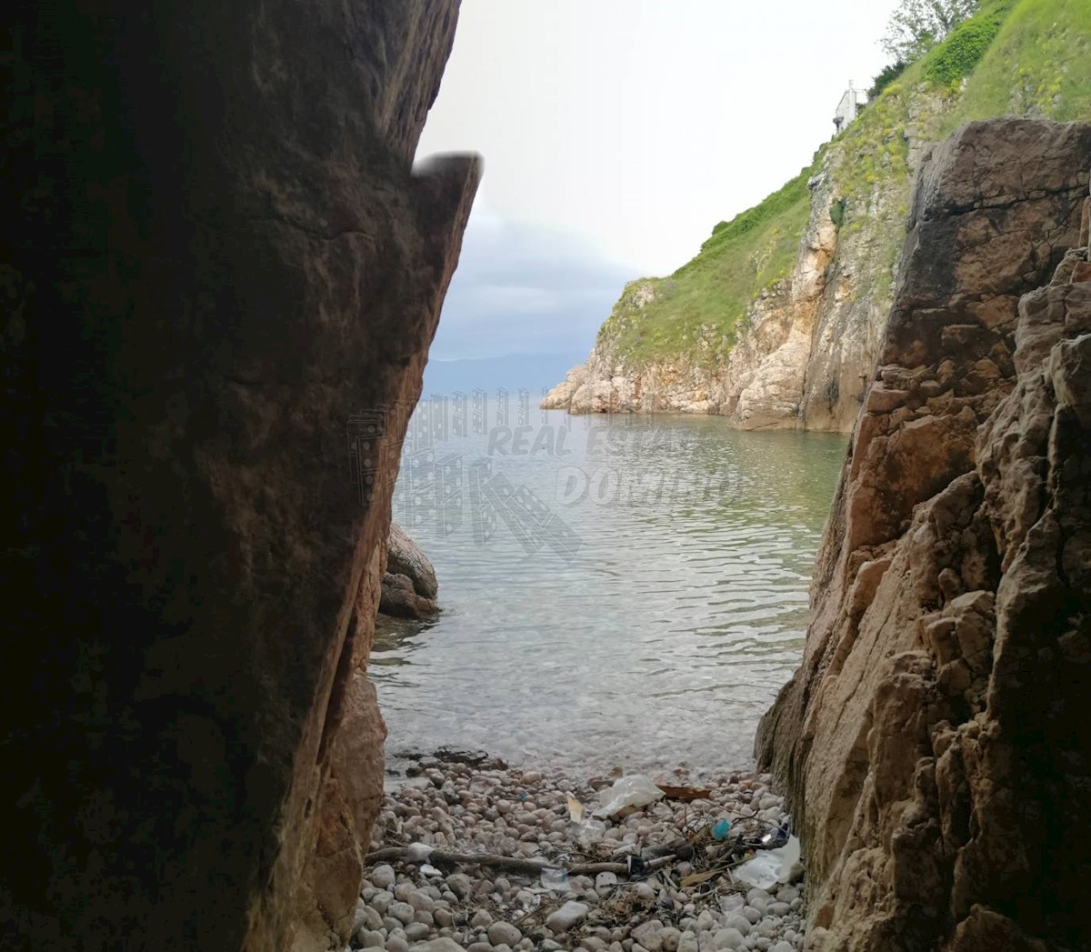 Villa in pietra su una roccia a picco sul mare con vista sul mare aperto!