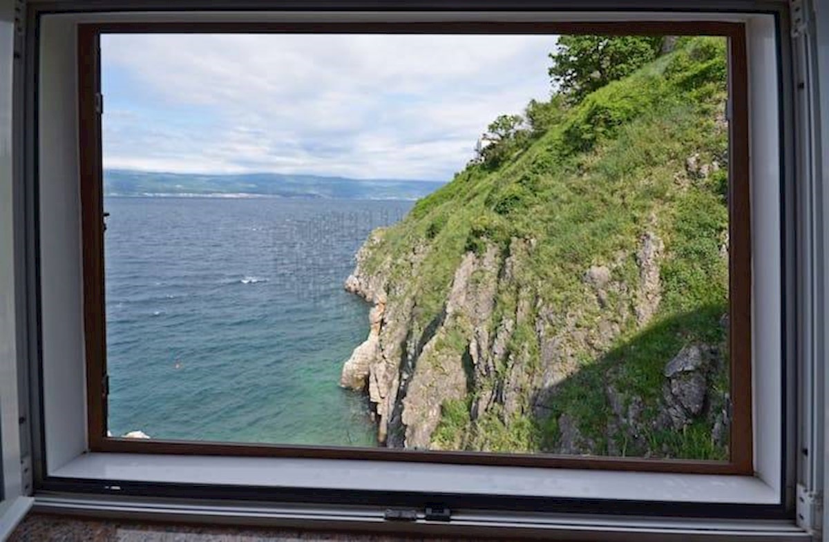 Villa in pietra su una roccia a picco sul mare con vista sul mare aperto!