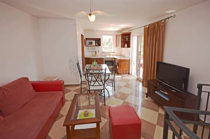Villa in pietra su una roccia a picco sul mare con vista sul mare aperto!