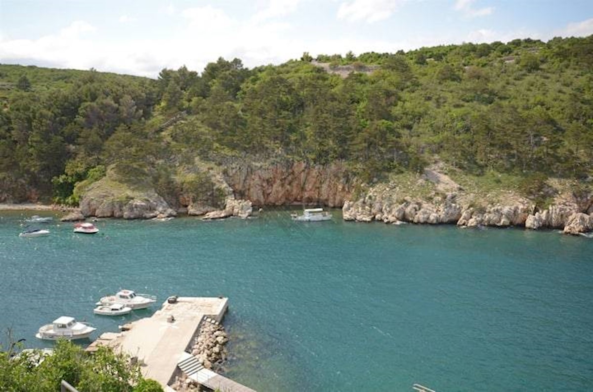 Villa in pietra su una roccia a picco sul mare con vista sul mare aperto!