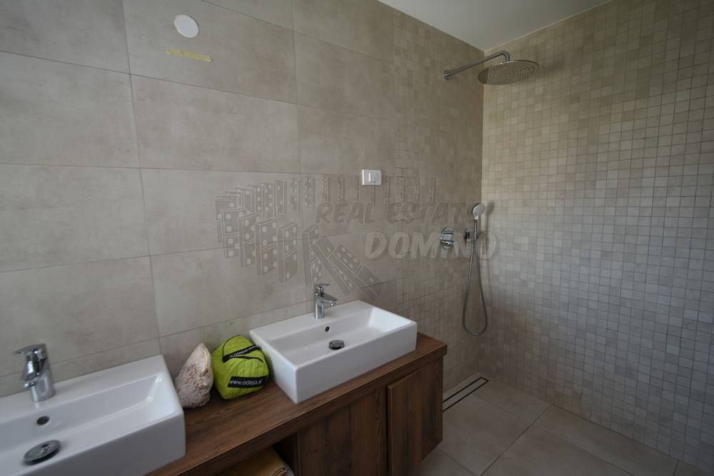 Attico di lusso con piscina sul tetto e vista sul mare aperto!