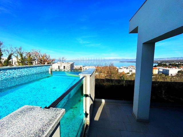 Attico di lusso con piscina sul tetto e vista sul mare aperto!