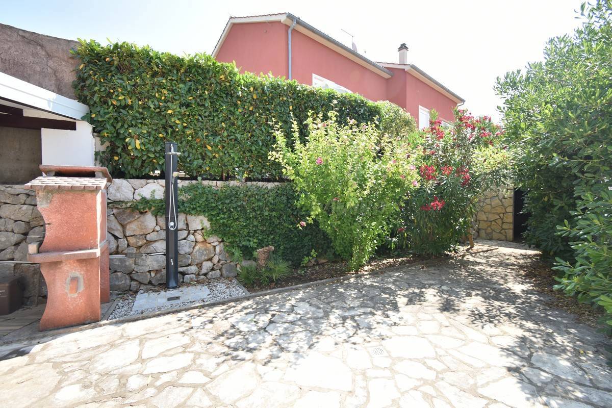 Appartamento nella città di Krk con un bellissimo giardino!