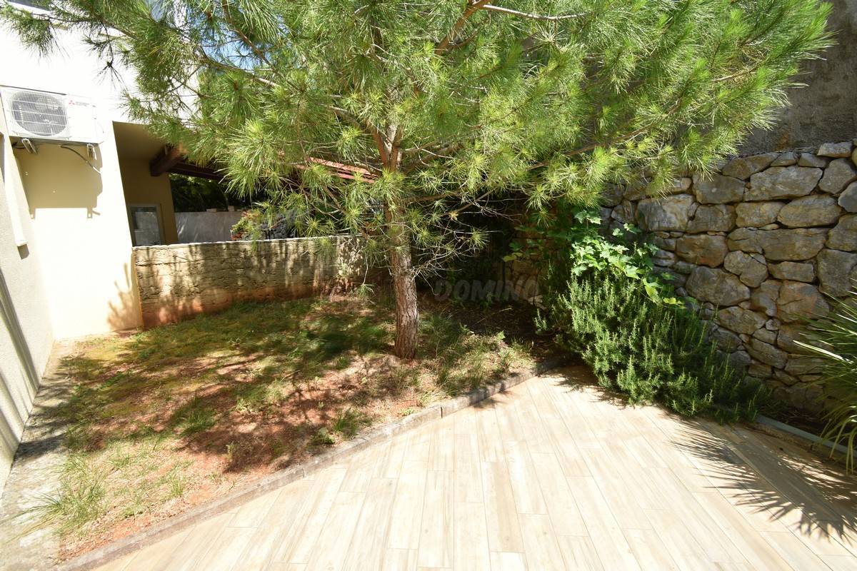 Appartamento nella città di Krk con un bellissimo giardino!