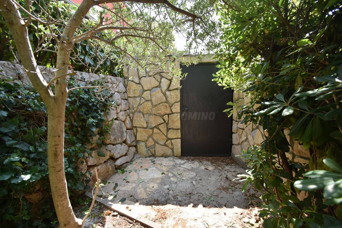 Appartamento nella città di Krk con un bellissimo giardino!