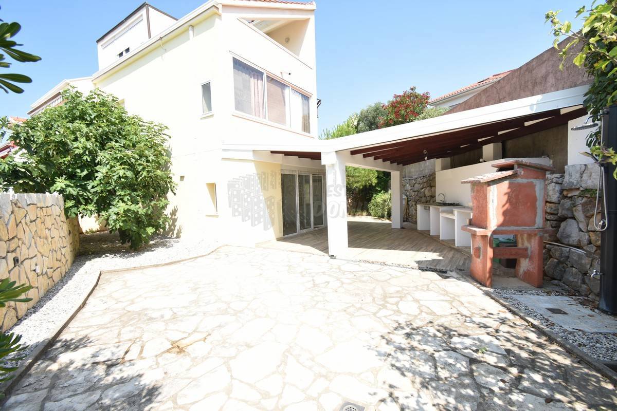 Appartamento nella città di Krk con un bellissimo giardino!