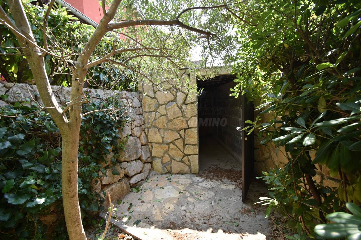 Appartamento nella città di Krk con un bellissimo giardino!