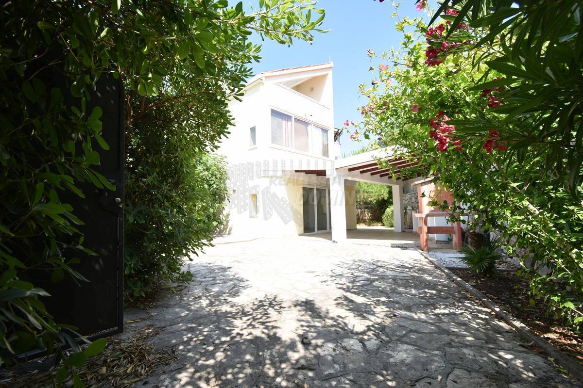 Appartamento nella città di Krk con un bellissimo giardino!