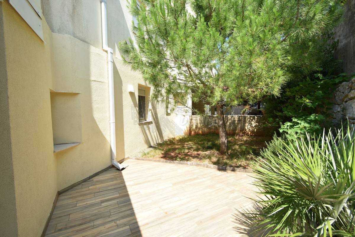 Appartamento nella città di Krk con un bellissimo giardino!