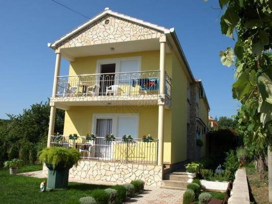 Casa con 5 appartamenti vicino al mare! Šilo