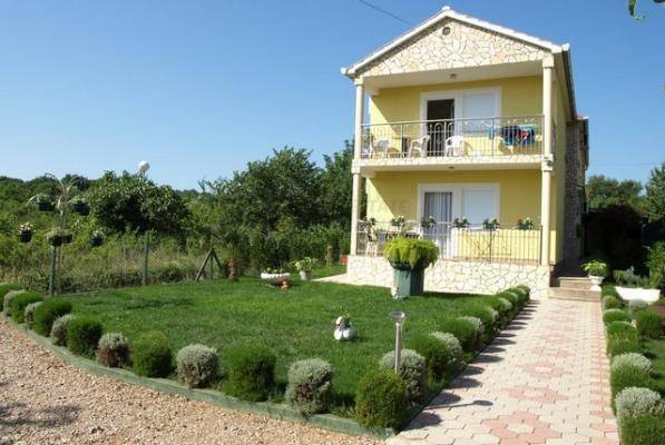 Casa con 5 appartamenti vicino al mare! Šilo