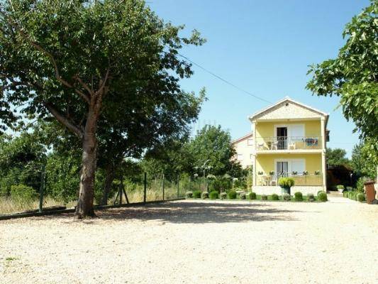 Casa con 5 appartamenti vicino al mare! Šilo