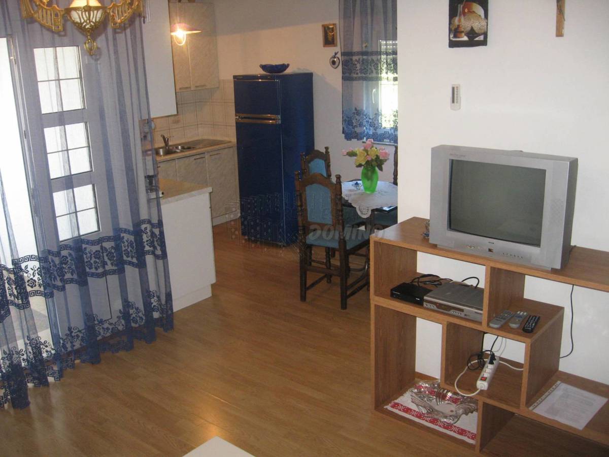Casa con 5 appartamenti vicino al mare! Šilo